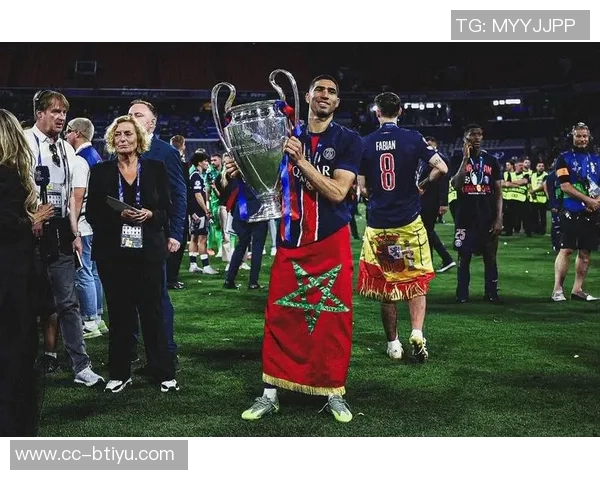 巴黎圣日耳曼球迷热烈庆祝李刚仁与阿什拉夫荣获大奖 巴黎圣日耳曼球迷热烈庆祝李刚仁与阿什拉夫荣获大奖